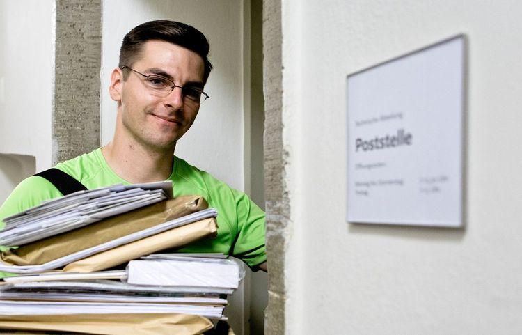 Mann mit Briefstapel, Prozessoptimierung PIN Logistik