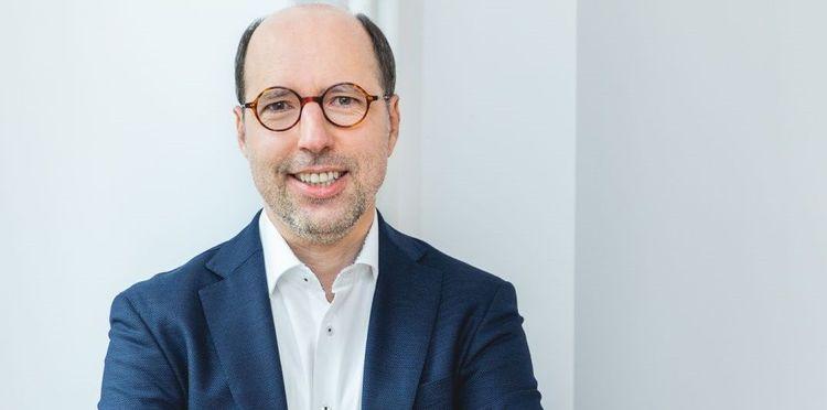 Lächelnder Mann als neuer Geschäftsführer von Packator