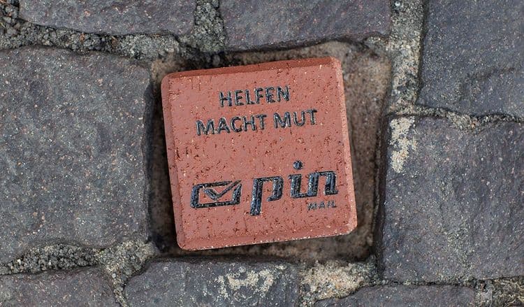 Spendenstein mit „HELFEN MACHT MUT“ bei Charité Einladung