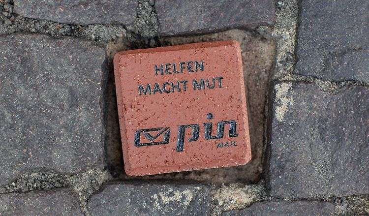 Spendenstein mit „HELFEN MACHT MUT“ bei Charité Einladung