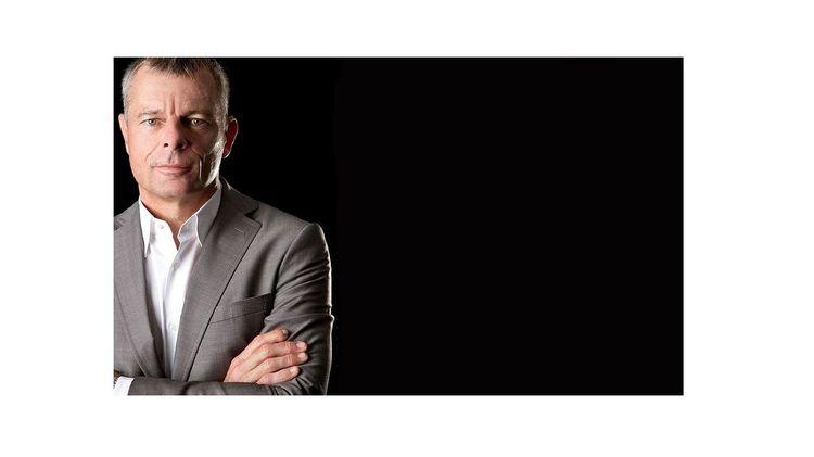 Axel Stirl vor schwarzem Hintergrund für clublife Magazin